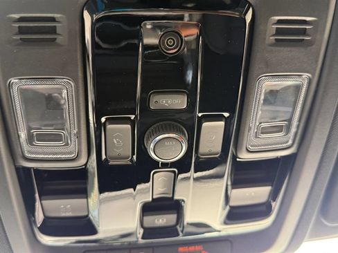 New 2026 Chevrolet Suburban Premier AWD/4WD image 19