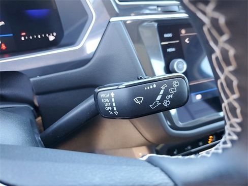 Used 2024 Volkswagen Tiguan SE image 21