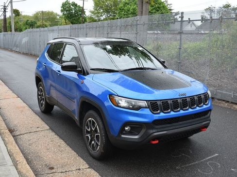 Used 2025 Jeep Compass Trailhawk AWD/4WD image 4