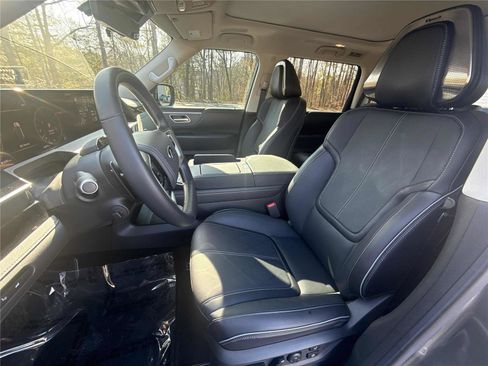 Certified 2025 INFINITI QX80 Sensory image 10