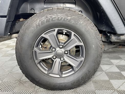 Used 2018 Jeep Wrangler Unlimited Rubicon w/ Connectivity Group image 30