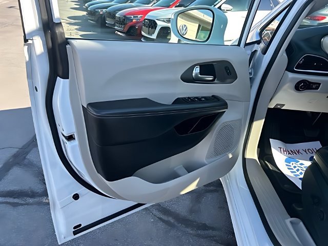 Used 2022 Chrysler Pacifica Touring-L FWD image 21