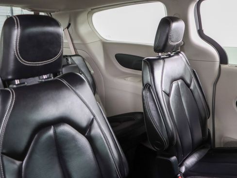 Used 2023 Chrysler Pacifica Touring-L image 28