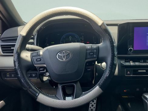 Used 2025 Toyota Camry SE FWD image 12