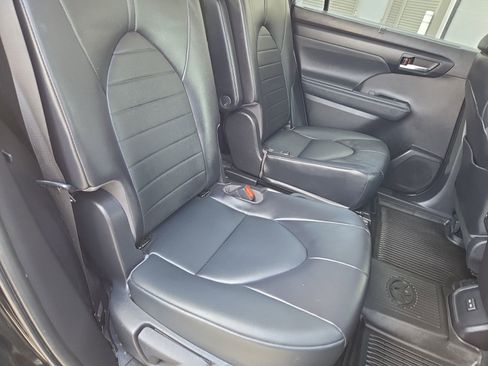 Used 2022 Toyota Highlander XLE image 21