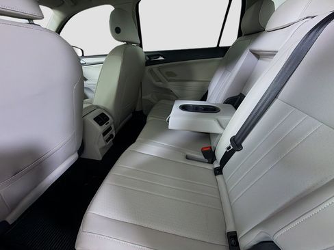 Used 2023 Volkswagen Tiguan SE w/ Panoramic Sunroof Package FWD image 27