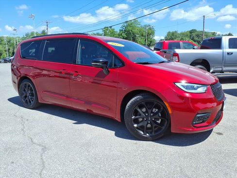 Used 2025 Chrysler Pacifica Limited FWD image 2