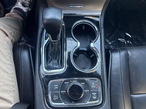 Used 2019 Jeep Grand Cherokee Overland AWD/4WD image 15