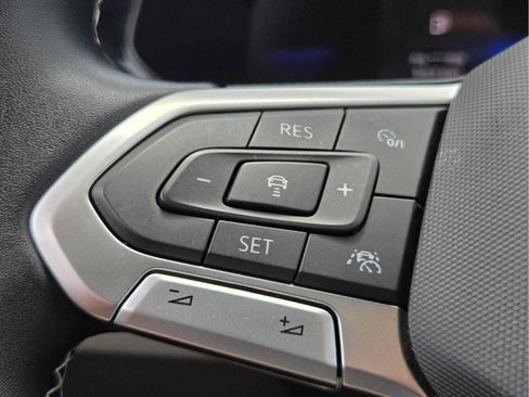 Used 2023 Volkswagen Taos SE w/ Panoramic Sunroof Package FWD image 32