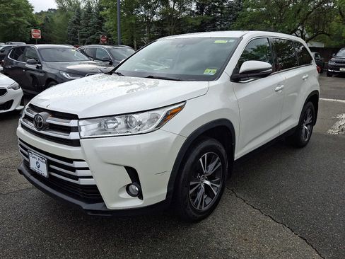 Used 2019 Toyota Highlander Plus AWD/4WD image 3