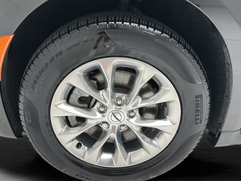 Used 2023 Chrysler Pacifica Touring-L AWD/4WD image 9