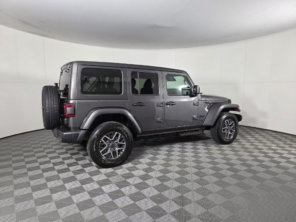 Used 2026 Jeep Wrangler Unlimited Sahara AWD/4WD image 5