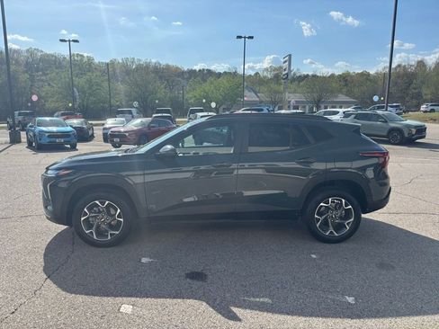 Used 2025 Chevrolet Trax LT image 2