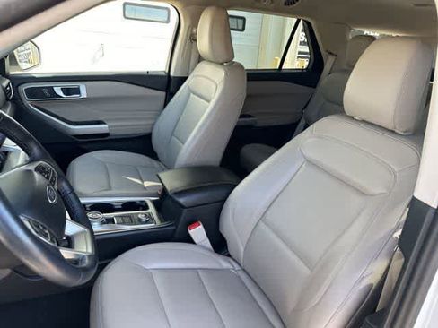 Used 2023 Ford Explorer XLT w/ Equipment Group 202A AWD/4WD image 4