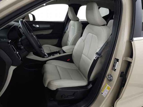 Used 2025 Volvo XC40 B5 Plus image 17