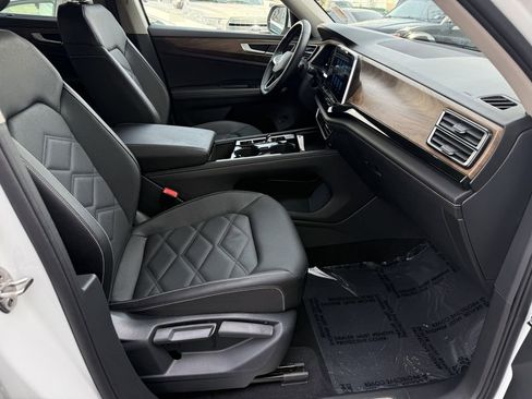 Used 2025 Volkswagen Atlas SE image 31