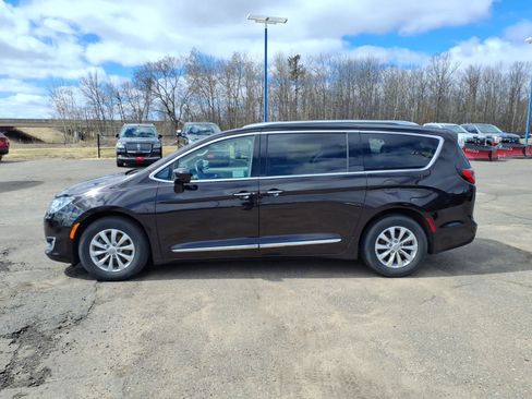 Used 2018 Chrysler Pacifica Touring-L image 2