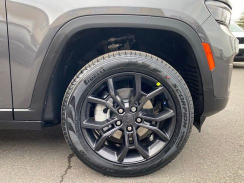 New 2025 Jeep Grand Cherokee Limited image 22