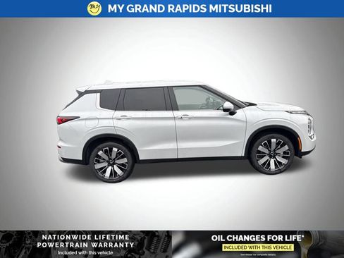 New 2026 Mitsubishi Outlander SE image 8