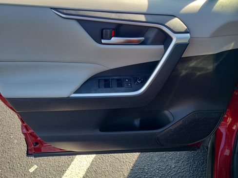 Used 2019 Toyota RAV4 XLE image 18