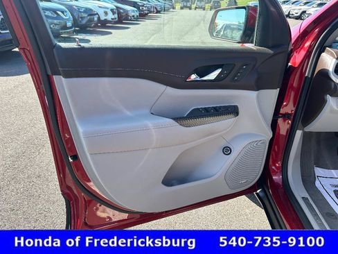Used 2022 GMC Acadia SLT w/ Technology Package AWD/4WD image 11