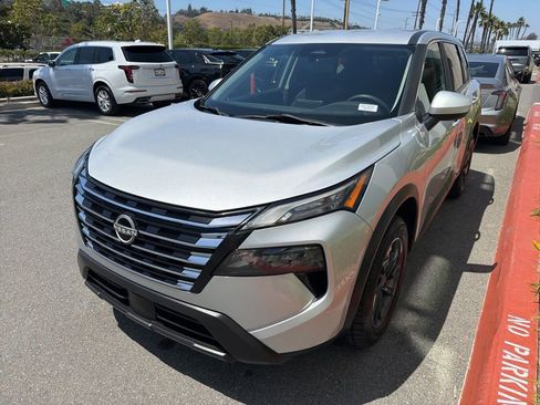 Used 2024 Nissan Rogue SV FWD image 2