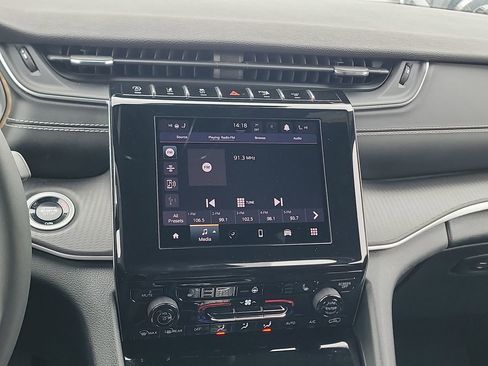 Used 2024 Jeep Grand Cherokee L Laredo image 16