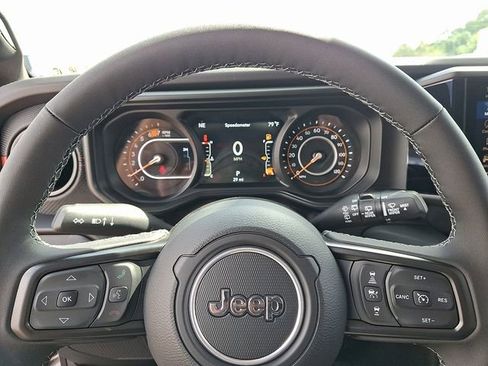 New 2025 Jeep Wrangler Unlimited Rubicon w/ Convenience Group AWD/4WD image 14