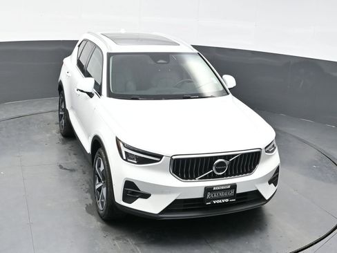 Used 2025 Volvo XC40 B5 Plus AWD/4WD image 31