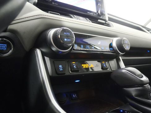 Used 2019 Toyota RAV4 Limited image 24