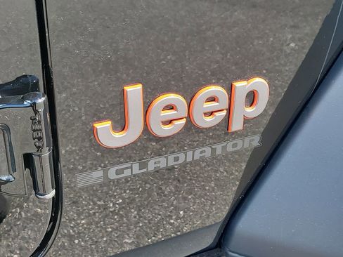 Used 2025 Jeep Gladiator Mojave AWD/4WD image 7