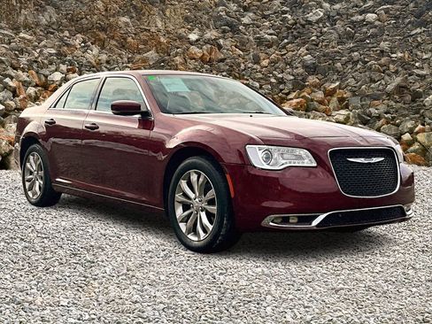 Used 2018 Chrysler 300 Touring L image 9