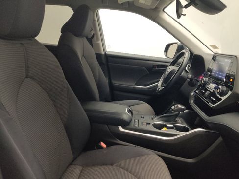 Used 2021 Toyota Highlander LE FWD image 21