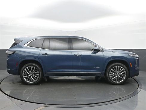 Certified 2025 Buick Enclave Avenir image 6
