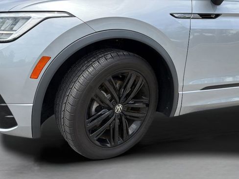 Certified 2022 Volkswagen Tiguan SE R-Line FWD image 34