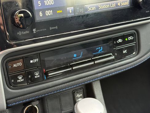 Used 2018 Toyota Corolla SE w/ SE Premium Package FWD image 30