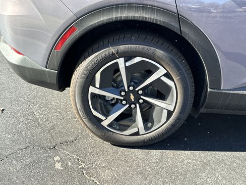 New 2025 Chevrolet Equinox EV LT image 17