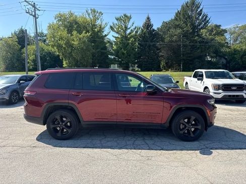 Used 2024 Jeep Grand Cherokee L Limited w/ Black Appearance Package AWD/4WD image 4