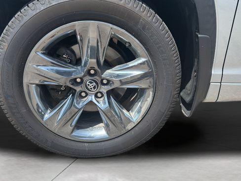 Used 2019 Toyota Highlander Limited Platinum AWD/4WD image 9