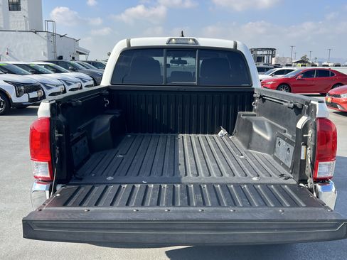 Used 2017 Toyota Tacoma SR5 w/ SR5 Appearance Package (SM) image 20