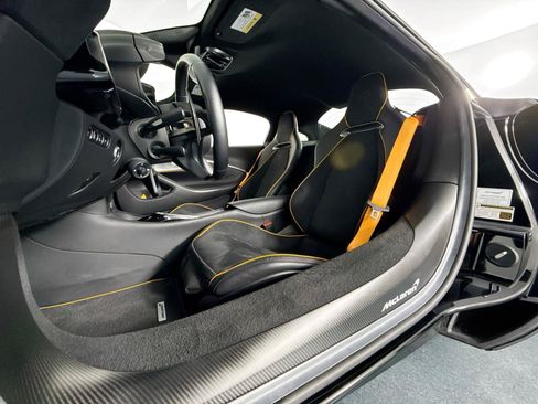 Used 2023 McLaren Artura RWD image 4