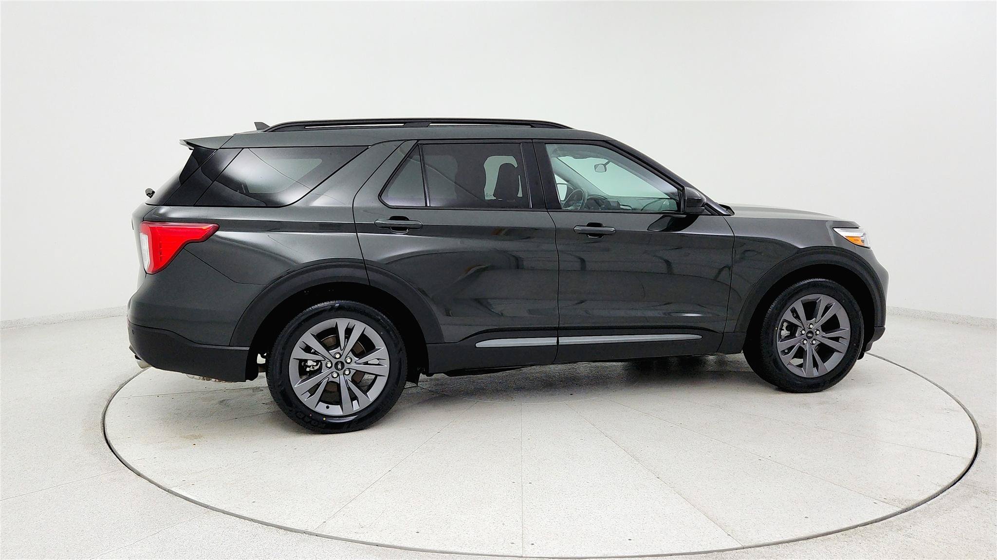 Used 2024 Ford Explorer XLT RWD image 6