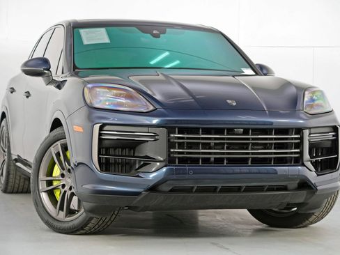 Used 2025 Porsche Cayenne Turbo image 4