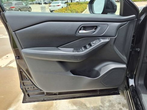 Used 2025 Nissan Rogue SV FWD image 14