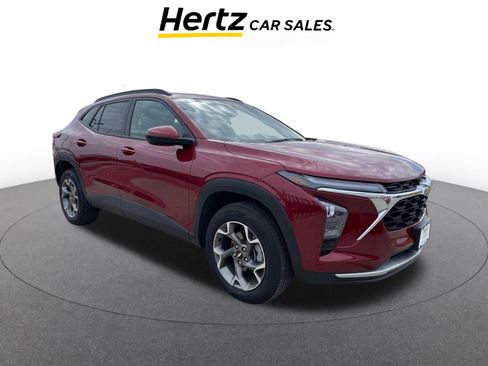 Used 2025 Chevrolet Trax LT image 1