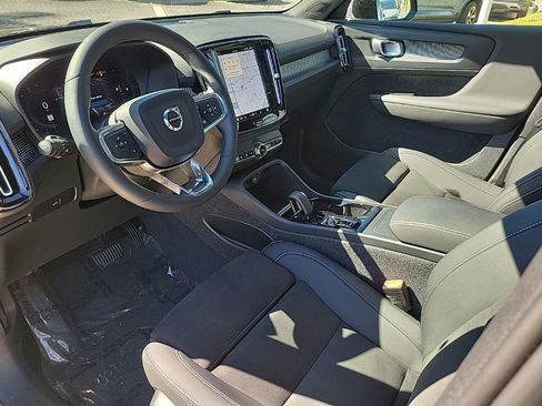 Used 2023 Volvo XC40 B5 Plus image 12
