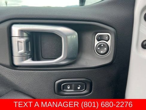 Used 2023 Jeep Gladiator Overland AWD/4WD image 16