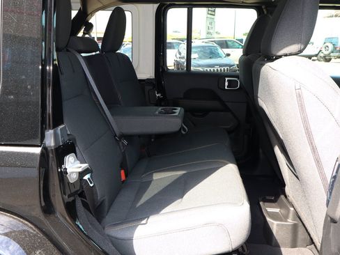 Used 2025 Jeep Wrangler Unlimited Sahara AWD/4WD image 25