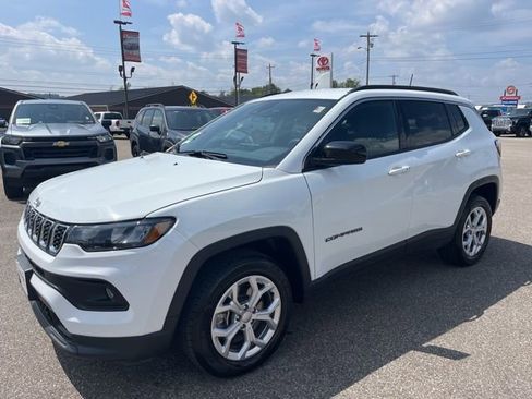 Used 2024 Jeep Compass Latitude image 8