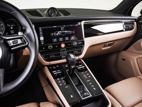 Certified 2026 Porsche Macan AWD/4WD image 19